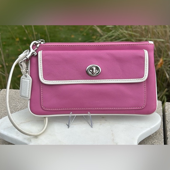 Vintage COACH Pink & White Leather Turn-lock Wristlet EUC - Picture 17 of 17